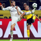 El delantero galés del Madrid, Bale, disputa un balón al jugador del Dortmund Marcel Schmelzer. INA FASSBENDER