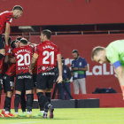 Los jugadores del Mallorca celebran tras marcar ante el Atlético de Madrid. CATI CLADERA