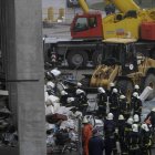 Los equipos de rescate trabajan en el centro comercial.