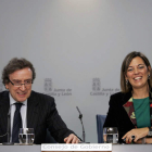 El consejero portavoz, José Antonio de Santiago-Juárez, y la consejera Milagros Marcos.