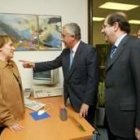 Javier Arenas conversa con una de las trabajadoras de la ventanilla única, en presencia de Herrera