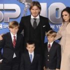 David y Victoria Beckham con sus tres hijos.