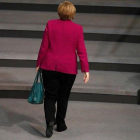 La cancillera alemana, Angela Merkel, abandona la sala de plenos durante un debate en el Bundestag.