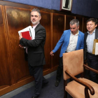 Fernando Álvarez, Santiago Macías y Samuel Folgueral llegan a un pleno en el Ayuntamiento de Ponferrada