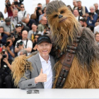 Ron Howard y Chewbacca, este martes en Cannes.