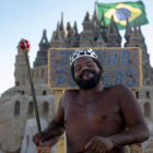 Marcio Mizael Matolias, el rey de los castillos de arena, ha vivido dentro de un castillo de arena en la playa brasileña durante 22 años.