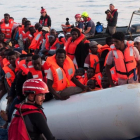 Inmigrantes rescatados en aguas internacionales del Mediterráneo a bordo del Lifeline.