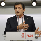 El presidente de la gestora del PSOE, Javier Fernández, compareció ayer. JUAN CARLOS HIDALGO