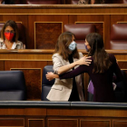 Las ministras Montero y Belarra se saludan en el Congreso. JAVIER LIZÓN