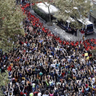 Agentes de los Mossos d'Esquadra custodian la sede del PPC en Barcelona, ante la concentración con motivo de la huelga general convocada para hoy en Cataluña por los sindicatos CGT, IAC, COS e Intersindical CSC.