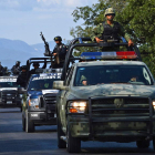 Un convoy de policías federales y militares realiza una jornada más de búsqueda.