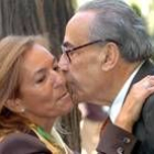 Gregorio Peces-Barba saluda a la jueza Teresa Palacios a su llegada a la Audiencia Nacional