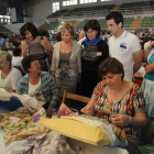 Mari Crespo y Susana Saiz admirando las labores de las artesanas de la muestra.