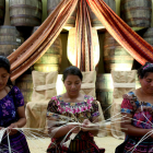 Mujeres tejen los detalles de una botella de ron ‘Zacapa’, en el altiplano de Quetzaltenango (Guatemala)