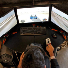 Un hombre prueba un videojuego en una feria tecnológica.
