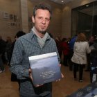 Nicolás de la Carrera, ayer con el libro sobre Los Barrios.