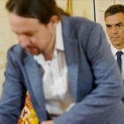 Sánchez e Iglesias firman el pacto presupuestario en la Moncloa.