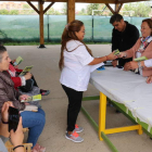 Los concejales Baza y Tocino, en la entrega de las llaves. DL