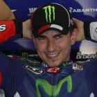 Jorge Lorenzo, de Yamaha, sonríe en el garaje de su equipo durante los segundos entrenamientos de pretemporada en el circuito de Sepang, este jueves.