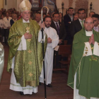 Momento en el que el arzobispo de Sevilla, en el medio, y el obispo de León, a la izquierda, hacen su entrada en el templo.