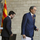 El presidente de la Generalitat, Quim Torra (JxCAT), y su vicepresidente, Pere Aragonès (ERC), tras su comparecencia conjunta. TONI ALBIR