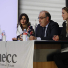 Carolina Méndez y Diana Isabel Sánchez Paniagua, ayer, durante la charla de la Aecc. JESÚS F. SALVADORES