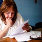 Una mujer analiza los papeles de la jubilación.