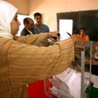 Una mujer ejerce el derecho al voto en un colegio electoral de Casablanca en el 2003