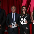 Antonio Asensio, con los tres premiados: Paco Arango, al frente de la Fundación Aladina, la ingeniera Rebeca Minguela y la modelo de tallas grandes Candice Huffine.