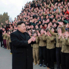 El líder norcoreano, Kim Jong un, durante una reciente visita a una fábrica téxtil.