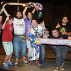 Varios aficionados del Madrid celebran en León el título copero conseguido por su equipo.