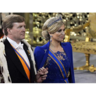 El rey Guillermo Alejandro y su esposa, la reina consorte Máxima, abandonan la Iglesia nueva tras la ceremonia de investidura.
