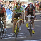 Leipheimer, en el podio con el maillot burdeos de líder, recibe la felicitación de Zabriskie y Alber