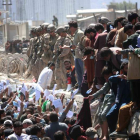 Miles de afganos muestran credenciales mientras buscan contactar con las fuerzas internacionales para intentar huir del país. AKHTER GULFAM