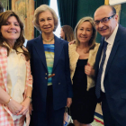 La leonesa Pilar Dopico, a la izquierda, junto a la reina emérita Sofía, en el Teatro Real de Madrid.  A la derecha, el chef italiano Andrea Tumbarello. DL