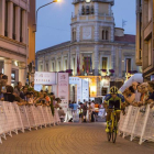 Los ciclistas volaron de noche sobre el asfalto bañezano. F. OTERO PERANDONES