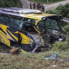 Estado en el que quedó el autobús tras caer al vacío camino de Kuala Lumpur.