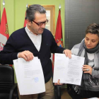 Adolfo Canedo y Manuela Sernández muestran los comunicados enviados a Fenosa.