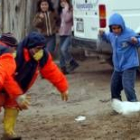 Un agente trata de atrapar un ave suelta en Estambul ante la mirada de los niños