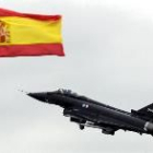 Uno de los vuelos iniciales de un avión «Eurofighter» pasa cerca de una bandera española