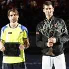 Ferrer y Djokovic con sus respectivos trofeos de subcampeón y campeón del París-Bercy.