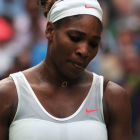 Serena Williams se lamenta durante una acción de su partido de octavos de final ante la alemana Sabine Lisicki, hoy en Wimbledon.