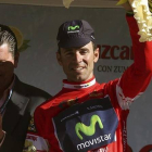 Valverde celebra en el podio de Fuengirola su tercera victoria consecutiva en la general de la Vuelta a Andalucía.