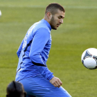Karim Benzema se siente respaldado por el técnico madridista aunque no juegue.