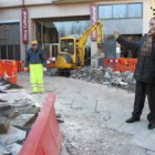 Los concejales de Fomento y Urbanismo supervisaron ayer las obras a la entrada de la Obra Social.