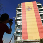 Un empresario inmobiliario de Madrid, "dolido con la huida empresarial masiva de Cataluña", ha desplegado en un edificio en construcción en el barrio madrileño de Valdebebas una bandera de España, la más grande jamás fabricada, de 731 metros cuadrados.