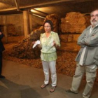 Evelia Fernández y Victorino García, con un representante de la empresa constructora.