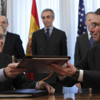 El ministro de Hacienda, Montoro, y el embajador de EE.UU. en España, Solomont, durante la firma del convenio.