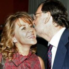 Cospedal saluda al líder del partido, Mariano Rajoy.
