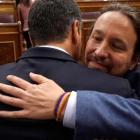 Pedro Sánchez y Pablo Iglesias se abrazan tras el triunfo de la moción socialista de censura contra Mariano Rajoy el 1 de junio.
